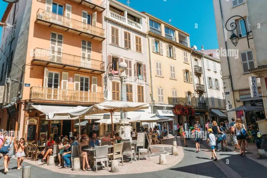 Studio En Plein Coeur Du Vieil Antibes, Vue Sur Place Romantique Экстерьер фото