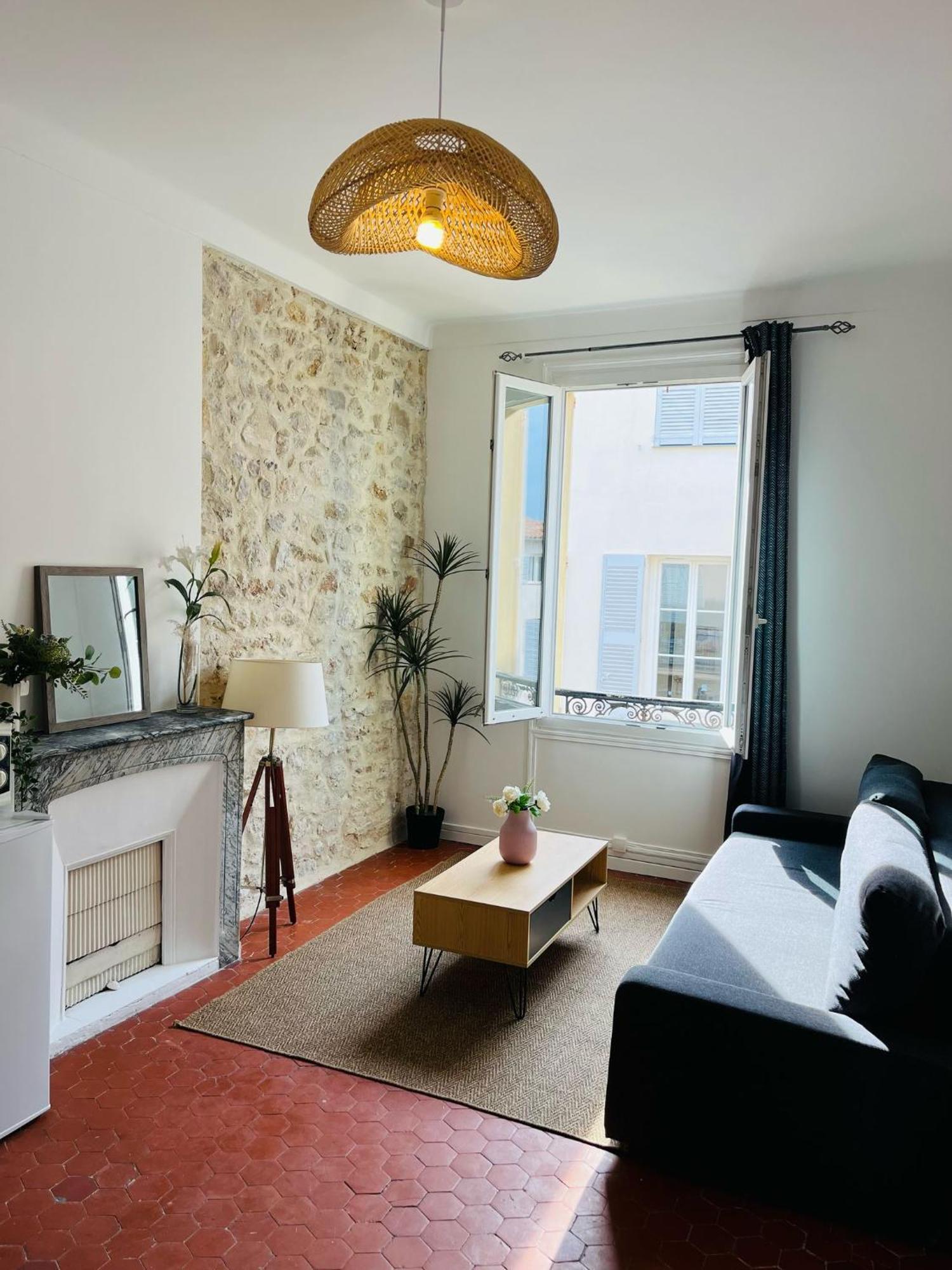 Studio En Plein Coeur Du Vieil Antibes, Vue Sur Place Romantique Экстерьер фото