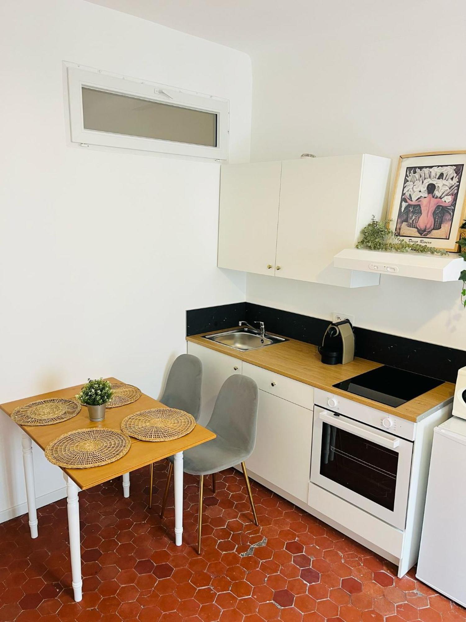 Studio En Plein Coeur Du Vieil Antibes, Vue Sur Place Romantique Экстерьер фото