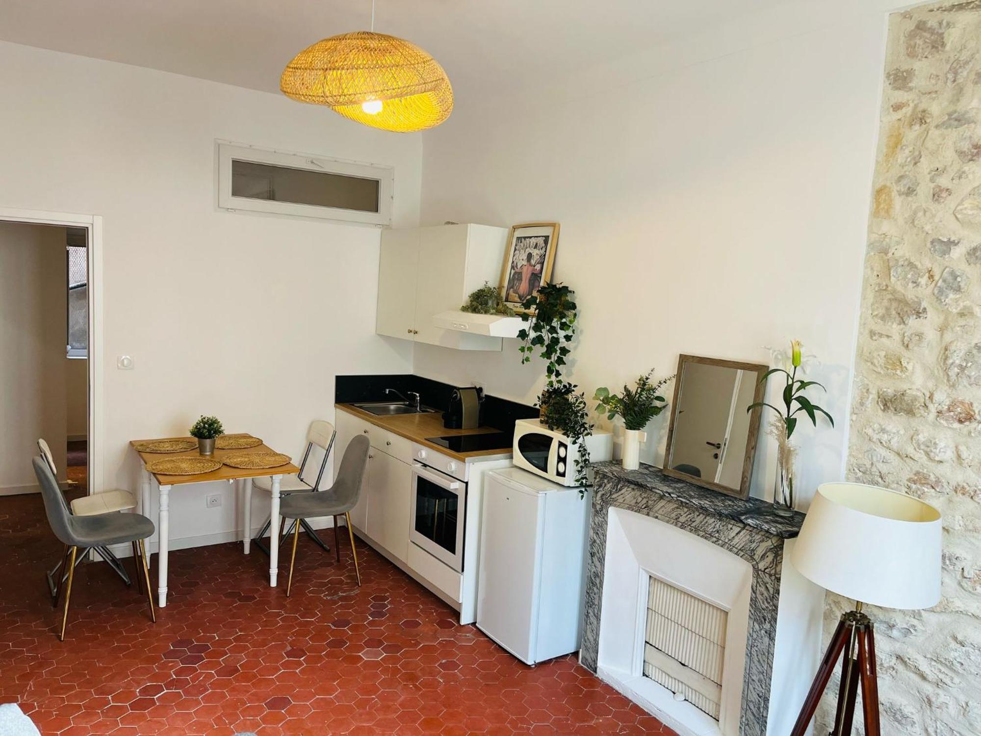 Studio En Plein Coeur Du Vieil Antibes, Vue Sur Place Romantique Экстерьер фото